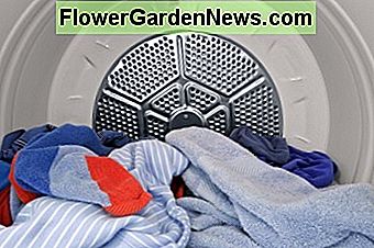 Wenn Sie Ihre selbst gemachten Weichspülerblätter im Wäschetrockner verwenden, können sich Ihre synthetischen Stoffe nicht mehr statisch aufladen Using your homemade fabric softener sheets in the tumble dryer will stop your synthetic fabrics from accumulating a static charge
