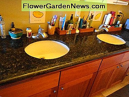 Die Waschbecken sollten einmal wöchentlich geschrubbt werden. Sinks should be scrubbed once a week.