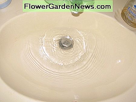 นี่คืออ่างล้างจานในห้องน้ำที่มีการอุดตันเล็กน้อย This is my bathroom sink that has a minor clog.