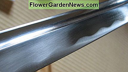 Katana Klinge mit einer dünnen Schicht von Choji-Öl geschützt. Katana blade protected with a thin coating of choji oil.