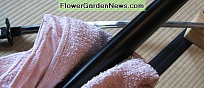 Reinigen Sie die Saya mit einem weichen Tuch. Cleaning the saya with a soft cloth.