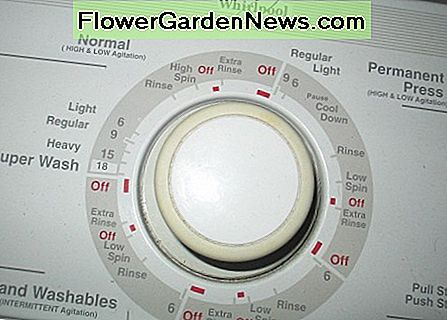 Das Hauptzifferblatt. Hier erzählst du der Maschine, was gewaschen wird: Eine normale Ladung Jeans und so oder eine Ladung empfindlicher Gegenstände wie Seidenhemden und Kleider. The main dial. This is where you tell the machine what is being washed: A normal load of jeans and such or a load of delicate items such as silk shirts and dresses.