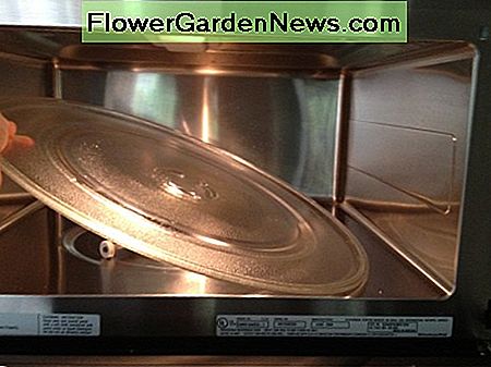 Nehmen Sie die Platte oder das Tablett zum Waschen und Trocknen aus der Mikrowelle. Ofen mit einem Allzweckreiniger abwischen. Take the plate or tray out of the microwave to wash and dry. Wipe out oven with an all-purpose cleaner.