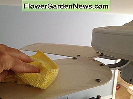 Wischen Sie die Deckenventilatorflügel mit einem feuchten Mikrofasertuch ab. Wipe ceiling fan blades with a damp microfiber cloth.