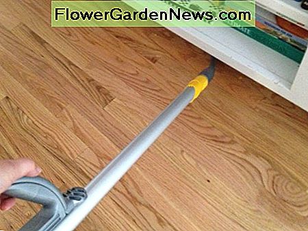Verwenden Sie einen Staubsaugeraufsatz, um unter Schränke in der Küche und an anderen schwierigen Stellen zu gelangen. Use a vacuum cleaner attachment to reach under cabinets in the kitchen and other tough spots.