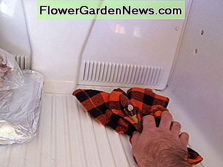 Zorg ervoor dat je na het schoonmaken dingen afdroogt. Make sure to dry things down after cleaning.