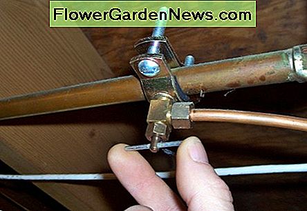 Dit is een typische zadelventiel voor een waterlijn. De uwe kan in de lijn zelf worden ingebouwd. This is a typical saddle valve for a water line. Yours may be built into the line itself.