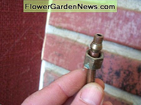 Dit is de vrouwelijke fitting op de waterlijn die waarschijnlijk aan de achterkant van uw koelkast is bevestigd. This is the female fitting on the water line that is likely attached to the back of your refrigerator.
