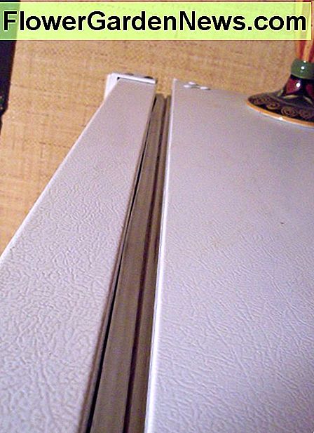 De pakking is het rubbermateriaal tussen de deur en de kast. The gasket is the rubber material between the door and the cabinet.