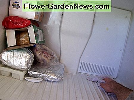 Verplaats het voedsel naar één kant, zodat de helft van de kast volledig schoon te maken is. Move the food to one side so half of the cabinet is entirely cleanable.
