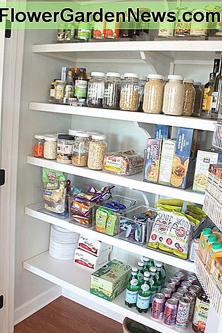 Halten Sie Ihre Speisekammer organisiert spart Zeit. Keeping your pantry organized saves time.