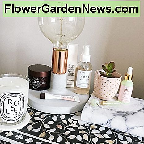 Wenn wir unsere Nachttische nur so nett und ordentlich halten könnten. If we could only keep our bedside tables so nice and neat.