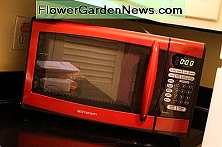 Microgolven zijn een populaire aflevering in bijna elke keuken. Om het schoon te houden, moet het vet worden verwijderd en moet de geur worden gecontroleerd. Microwaves are a popular installment in nearly every kitchen. Keeping it clean requires grease removal and odor control.