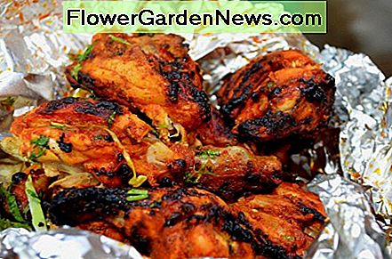 Att hålla mat insvept under ugnskokning förhindrar oljig stänk. Grillad kyckling tandoor-stil kokad i aluminiumfoliepaket. Keeping food wrapped during oven cooking prevents greasy splashes. Roast chicken tandoor-style cooked in aluminum foil parcels.