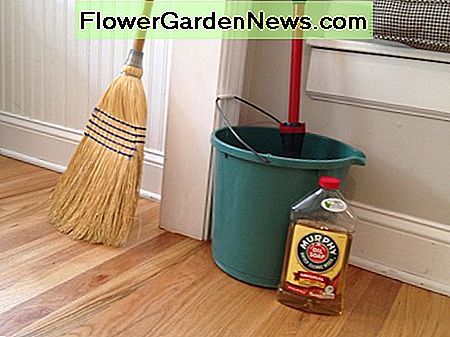 Holzböden brauchen nur eine Kappe voll Murphy's Öl, gemischt mit einem Eimer mit warmem Wasser. Hardwood floors only need a capful of Murphy's Oil mixed with a bucket of warm water.