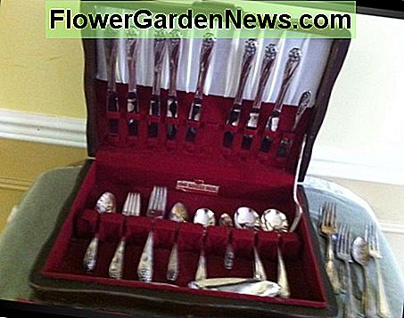 Rogers Silver Flatware ที่มีอายุประมาณ 57 ปี Rogers Silver Flatware that is approximately 57 years old.