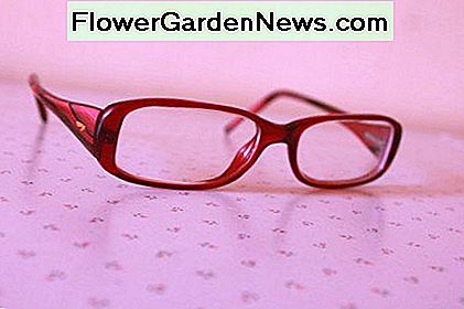 แว่นตาที่ขีดข่วนยากที่จะใช้สำหรับการอ่าน Scratched eyeglasses are hard to use for reading.