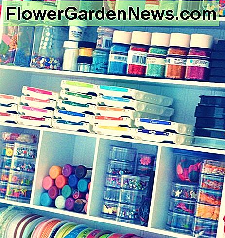 Wenn du deine Gegenstände mit ähnlichen Gegenständen organisierst, wird der Raum besser und die Gegenstände leichter zu finden. Organizing your items with like items makes the room better, and makes the items easier to find.
