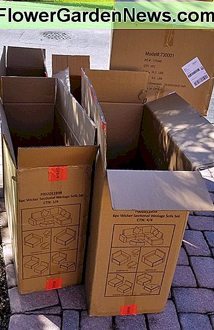 Die Leute brauchen immer freie Umzugskartons, also habe ich diese in meiner NextDoor Neighbors-Gruppe beworben. Innerhalb weniger Stunden kam ein dankbarer Nachbar in unserer Gemeinde, um sie abzuholen. People are always needing free moving boxes, so I advertised these on my NextDoor Neighbors group. Within hours, a grateful neighbor in our community came to pick them up.