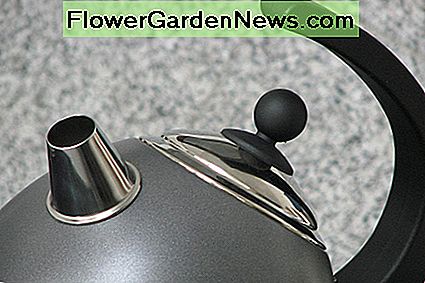 Ein Wasserkocher muss regelmäßig entkalkt werden, wenn Sie hartes Wasser haben. Ein Plastik-freier Kessel ist am besten, um Plastikmoleküle zu vermeiden, die in Ihrem abgekochten Wasser landen! A kettle requires regular descaling if you have hard water. A plastic-free kettle is best to avoid plastic molecules ending up in your boiled water!