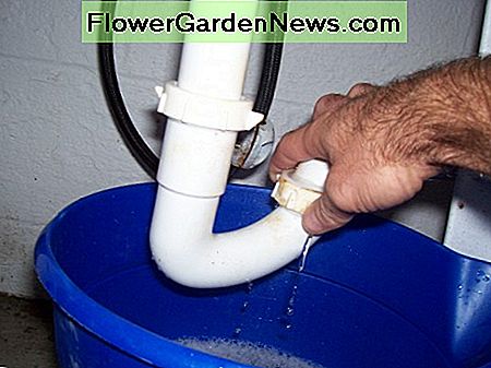 ระบายน้ำออกจากน็อตดักอย่างช้าๆและจับตาดูระดับน้ำในถังของคุณ Drain the water from the trap nut slowly and keep an eye on the water level in your bucket.