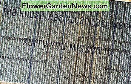 พรมด้านนอกประตูหน้าของฉันมีคำพูดตลกเพิ่ม The rug outside of my front door with a funny saying added.