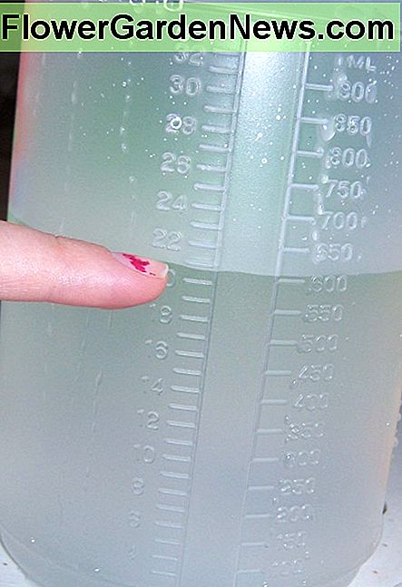 Füllen Sie die Sprühflasche halb voll mit Wasser. Diese Flasche hat eine praktische Messführung an der Seite. Fill the spray bottle halfway full with water. This bottle has a handy measuring guide right on the side.