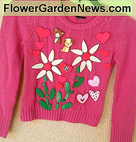 Dieser Pullover wurde falsch gewaschen. Überall haben sich kleine Flusen gebildet. This sweater has been washed incorrectly. Small lint bobbles have formed all over it.