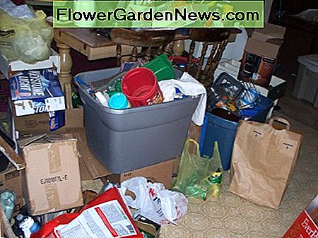 Manchmal kann der Küchentisch nicht helfen, aber wird der Haken für alle Unordnung. Ein paar Kästen und Behälter helfen, das zu beheben. Sometimes, the kitchen table can't help but become the catch all for clutter. A few boxes and totes will help to fix that.