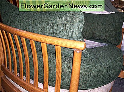 Minkšti baldai su medinėmis ginklais ( Upholstered Furniture with Wooden Arms (Photo courtesy by Plumbs from Flickr)