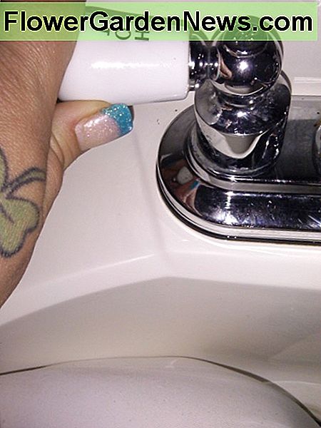 Verwenden Sie nur heißes Wasser zum Händewaschen. Using only hot water to when hand-washing is not recommended.