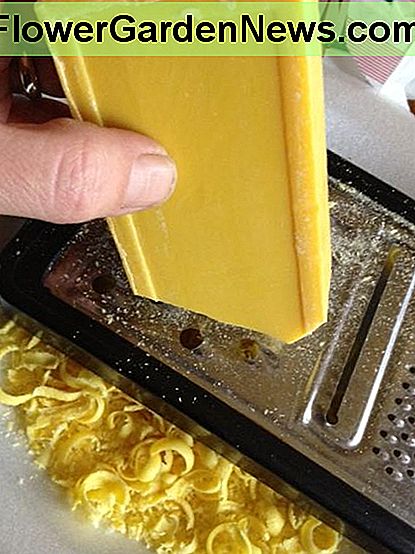 ตะแกรงสบู่ลงใน slithers จึงละลายได้เร็วและง่ายขึ้นบนเตา Grate the bar soap into slithers so it will melt faster and easier on the stove.