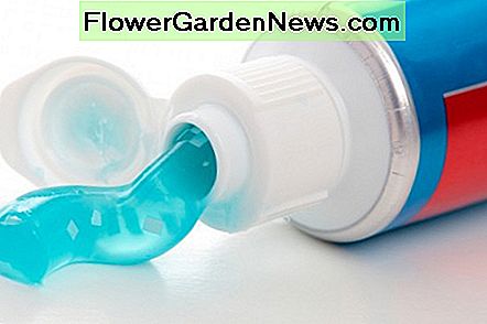 Zahnpasta ist ein großartiger natürlicher Fleckentferner. Toothpaste is a great natural stain remover.