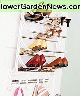 Skohylde på bagsiden af ​​en dør. Shoe rack on the back of a door.