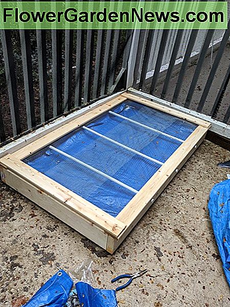 So sieht das Gerät aus, nachdem Ihr 1x4's und Ihr Hardware-Tuch befestigt wurden! Alles, was es jetzt braucht, ist Gras! Here's what the contraption looks like after attaching your 1x4's and hardware cloth! All it needs now is sod!