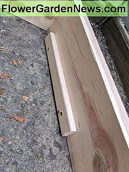 Hier ist eine meiner Stützen, die an die Innenseite des Rahmens genagelt sind. Here's one of my supports nailed to the inside of the frame.