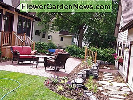 Flagstone en mulch pathway Flagstone and mulch pathway