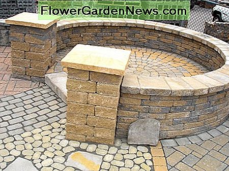 Weitere Fertiger verflochten mit Polymer-Sand einschließlich einer Kreismuster Terrasse. More pavers interlocked with polymeric sand including a circle pattern patio.