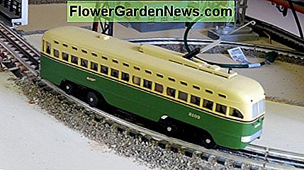 Miniaturzug (HO-Skala) innen mit polymerem Sandballast. Miniature train (HO scale) inside with polymeric sand ballast.