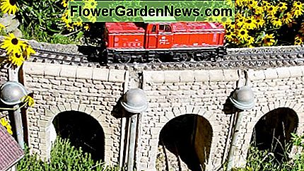 Garden Train (LGB) außen mit polymerem Sandballast. Garden train (LGB) outside with polymeric sand ballast.