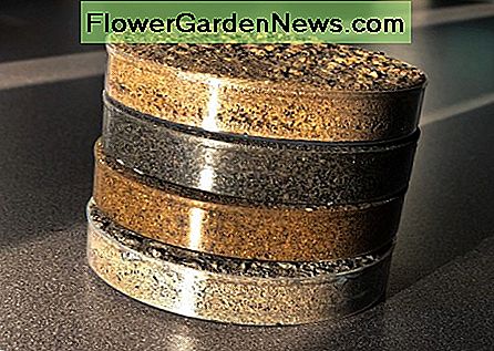 Auf der Theke befindet sich eine Reihe von Proben aus Polymer-Sand (für Pflastersteine) und Polymer-Steinstaub (aggregiert für Natursteine) im Inneren mit Details auf den Böden. On the counter is a tier of samples of polymeric sand (for pavers) and polymeric stone dust (aggregated for natural stones) inside with details on the bottoms.