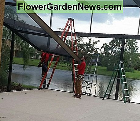Jie įdėję ekraną į kiekvieną skyrių, tada pakelkite jį į vietą. They've put the screen into each section, then raise it into place.