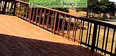 Die schöne Farbe eines Redwood-Decks ist unverkennbar. There's no mistaking the beautiful color of a redwood deck.