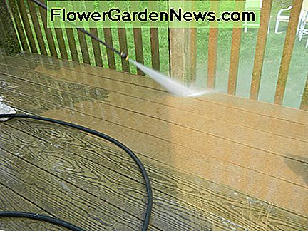 Druck waschen Ihr Deck ist eine gute Idee, tiefliegende Flecken und Schimmel zu entfernen Pressure washing your deck is a good idea to remove deep set stains and mildew