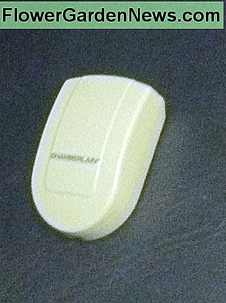 Het sensoronderdeel bevestigt rechtstreeks op de garagedeur en signaleert de ontvanger binnenshuis of de deur open is (rood licht) of gesloten (groen licht). The sensor component attaches directly onto the garage door, signaling the receiver indoors whether the door is open (red light) or closed (green light).