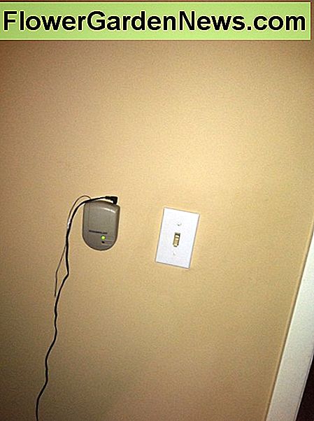 De binnenontvanger, volledig gemonteerd en geïnstalleerd, handig naast de hoofdlampschakelaar. The indoor receiver, completely assembled and installed conveniently next to the master bedroom light switch.