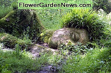 Die Mud Maid Skulptur in den Verlorenen Gärten von Heligan The Mud Maid sculpture in the Lost Gardens of Heligan