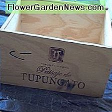 Besorgen Sie Weinkisten aus GetrÀnke- oder AntiquitÀtengeschÀften. Obtain wine crates from beverage or antique stores.