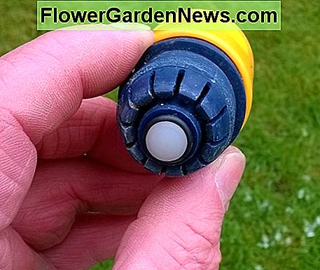 Ein Ventil im Anschluss stoppt den Wasserfluss, wenn der Spray oder anderes Zubehör vom Schlauch getrennt wird A valve in the connector stops water flow when the spray or other accessory is disconnected from the hose