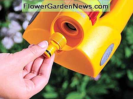 Ein Zubehörteil wird verwendet, um einen Sprinkler an einen Schlauch anzuschließen An accessory fitting is used to connect a sprinkler to a hose